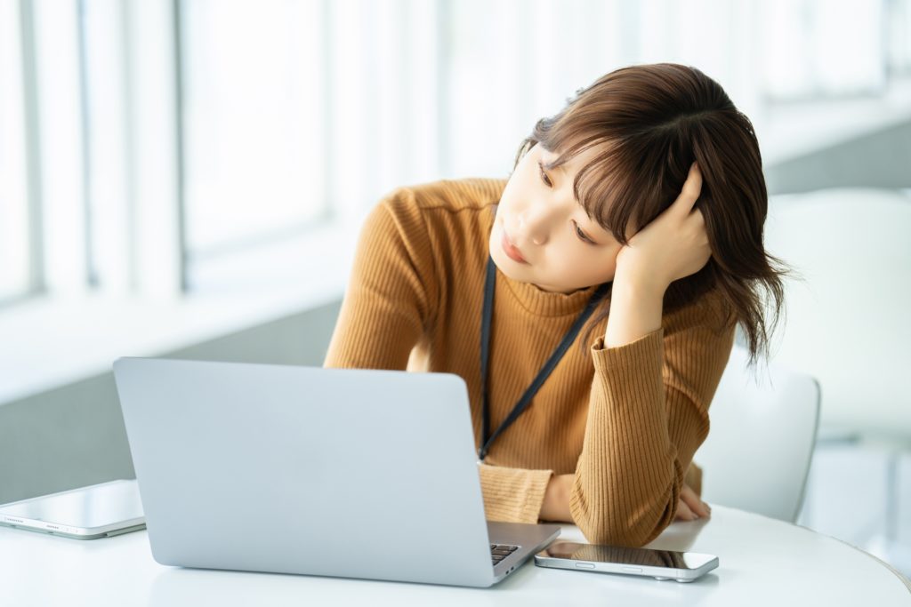 思い悩むキャリアウーマン