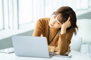 思い悩むキャリアウーマン