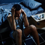 夜寝られない男性